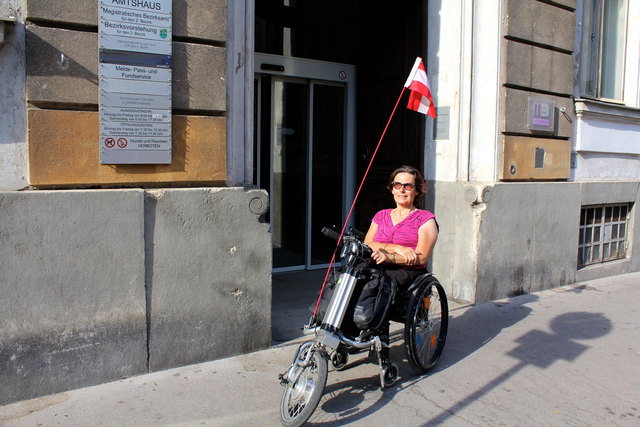 Kornelia Götzinger vor dem Amtshaus in der Karmelitergasse. Die Glastüre am Eingang öffnet automatisch.