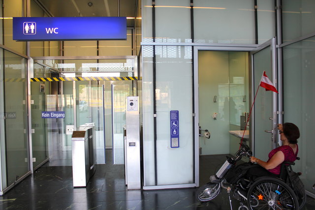 Das Behinderten WC am Praterstern: Perfekt ausgestattet, groß und sauber und wer keinen Euro-Key hat, kann die Gegensprechanlage benutzen.