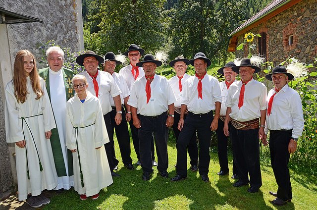 Stiftsdekan Wolfgang Renoldner, Obmann Anton Witte mit den Schiffsleuten in origineller Tracht. | Foto: Foto: Pointinger