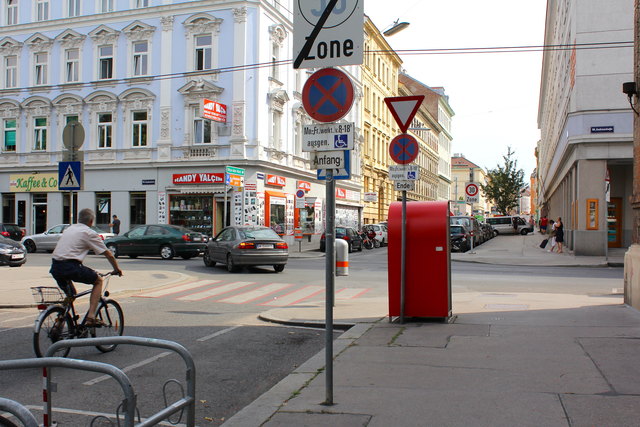 Der einzige Behindertenparkplatz für das Amtshaus Favoriten befindet sich auf am Keplerplatz - dort ist aber kein barrierefreier Eingang
