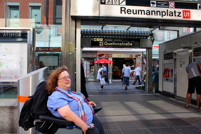 Bernadette Feuerstein vor dem einzigen barrierefreien Zugang zur U1- Station am Reumannplatz: Im Lift haben maximal zwei Kinderwagen oder Rollstühle Platz!