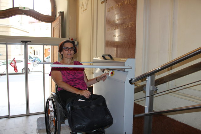 Der moderne Treppenlift kann mit Euro-Key problemlos in Betrieb genommen werden. Sonst hilft der freundliche Portier.