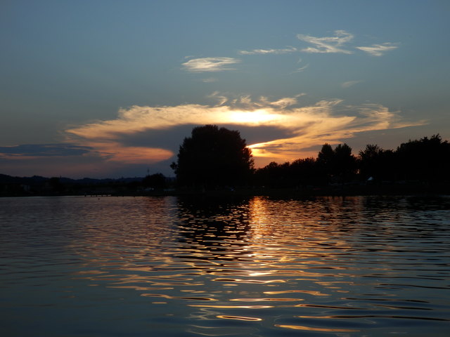 ... die untergehende Sonnen verleiht den Wolken einen Strahlenkranz...