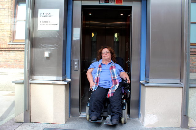 An der Adresse Gudrunstraße 128 kommt man durch den Innenhof zum Lift, der zum Standesamt und zur Bezirksvorstehung führt