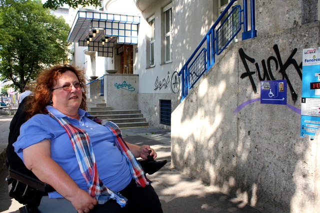 Der winzige Hinweis auf den barrierefreien Zugang ins Amalienbad ist leicht zu übersehen. Zum Glück sieht man die Rampe auch ohne Schild!