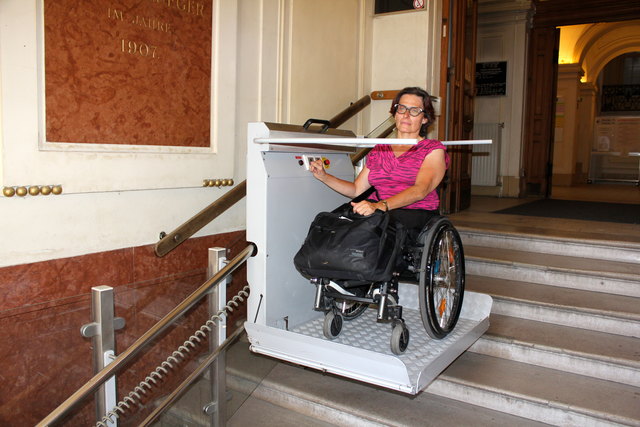 Der moderne Treppenlift kann mit Euro-Key problemlos in Betrieb genommen werden. Sonst hilft der freundliche Portier.