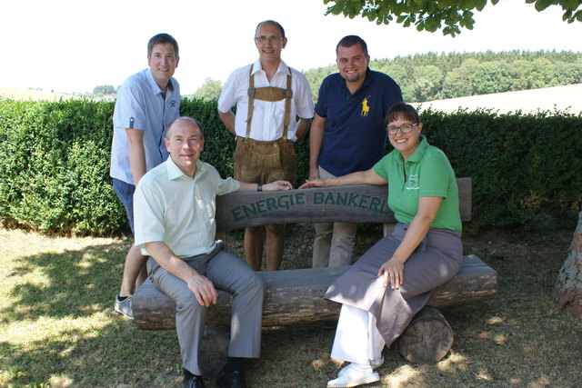 Auch zum „Energietanken“ im Garten und auf dem „Energiebankerl“ kommen viele Kunden zum Biohof Pevny. Im Bild v.l.: Gemeindeparteiobmann Johannes Schinko, Landesrat Max Hiegelsberger, Franz Pevny, Bürgermeisterkandidat Christoph Gallner, Anna Pevny. | Foto: OÖVP/Ebner