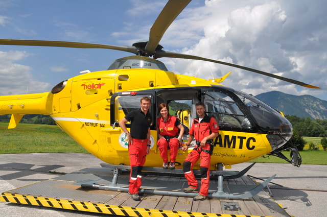 Pilot Gerhard Brunner, Notärztin Eleonora Kovacs und Flugretter Albert "Api" Prugger.