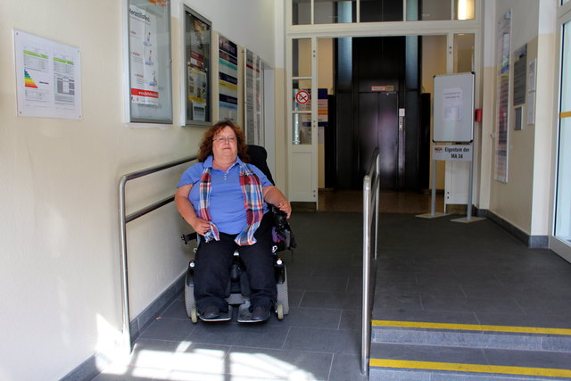 Am Eingang Luxemburger Straße 43 -45 kommt man über eine seichte Rampe bequem und barrierefrei ins vordere Amtshaus