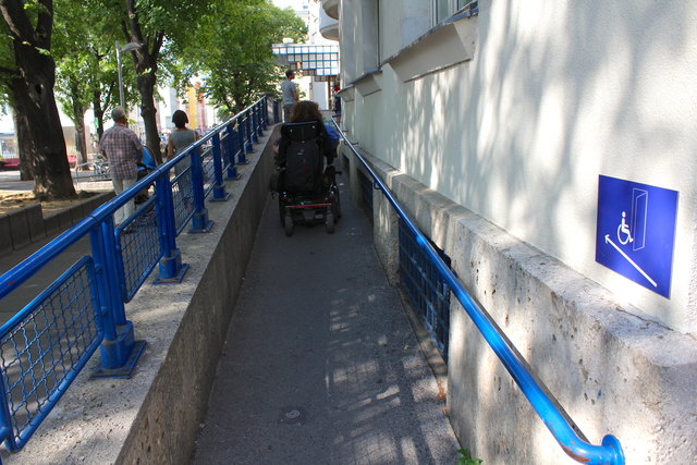 Die Rampe ins Amalienbad ist leicht für Rollstuhlfahrer zu bewältigen
