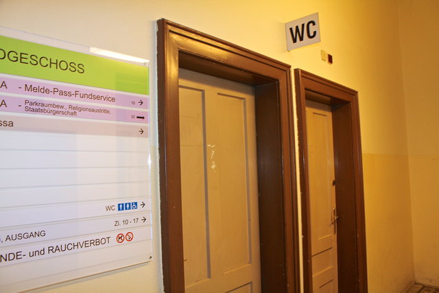 Das einzige Behinderten WC im Erdgeschoß ist offensichtlich auch das Damen WC, worauf ein händisch an der Türe aufgezeichnetes "F" hindeutet