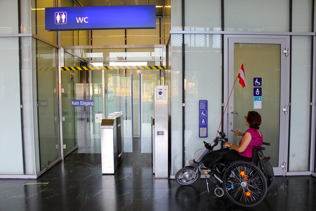Das Behinderten WC am Praterstern: Perfekt ausgestattet, groß und sauber und wer keinen Euro-Key hat, kann die Gegensprechanlage benutzen.