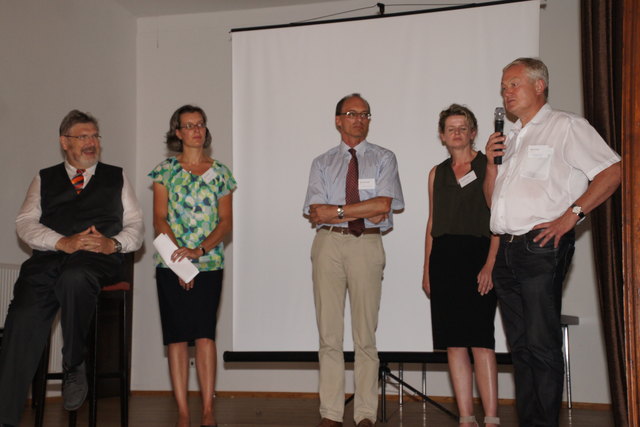 Josef Schütz (1.v.r.) ermutigt auch in der Diskussion die Bürgermeister  „Leerstand als Chance“ zu begreifen und neue Ideen auch zuzulassen.