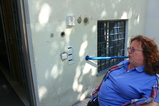 Vor dem barrierefreien Zugang bei "Stiege 2", direkt neben dem Haupteingang, befindet sich in perfekter Höhe ein Türöffner