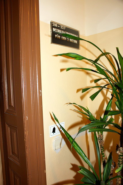 Die Klingel zur Bezirksvorstehung befindet sich in perfekter Höhe. Sie ist nur leider etwas versteckt.