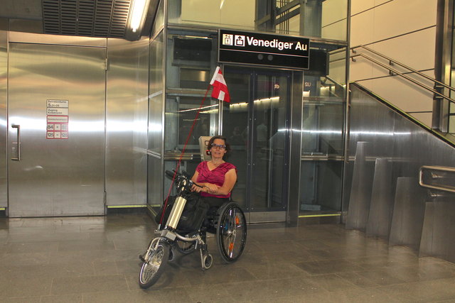 Es gibt übrigens auch einen großen Lift vom Bahnsteig der U1, der zur Venediger Au führt.