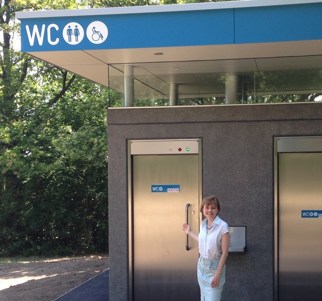 Endlich: Die neue Toilettenanlage in der Parkanlage am Roten Berg ist fertig, freut sich auch VP-Bezirksvorsteherin Silke Kobald. | Foto: BV 13