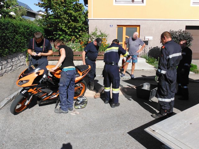 Die Feuerwehr Waidhofen war zur Stelle und beseitigte den ausgeflossenen Treibstoff. Weil der Asphalt geschmolzen war, stürzte ein Moped um. | Foto: Feuerwehr Waidhofen