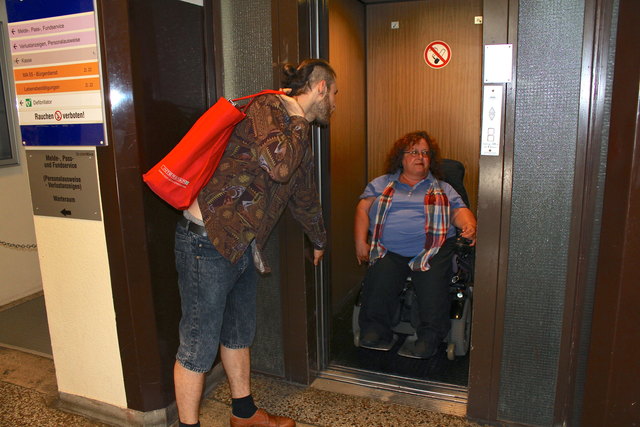 Der Lift im vorderen Amtshaus ist nicht von der Rollstuhlfahrerin bedienbar, sehr schmal, und die Türen schließen gefährlich schnell