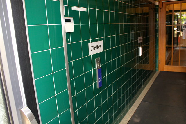 Auch von innen lässt sich die Türe zur Rampe perfekt mit dem langen Türöffner bedienen