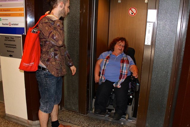 Der Lift im vorderen Amtshaus ist nicht von der Rollstuhlfahrerin bedienbar, sehr schmal, und die Türen schließen gefährlich schnell