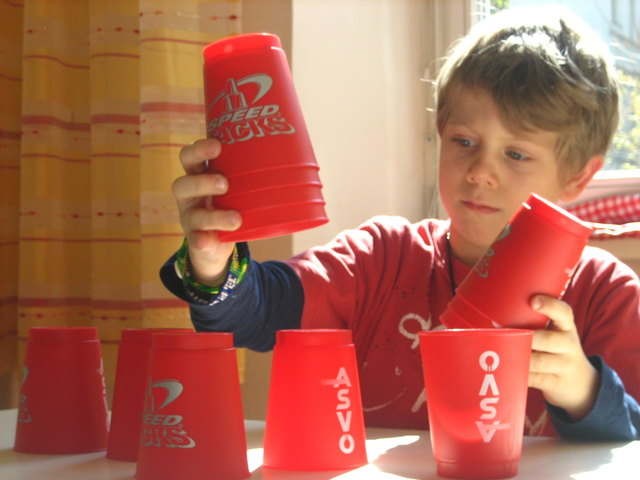 Sport Stacking: Ziel ist es, Becher in einer bestimmten Reihenfolge auf- und abzubauen.