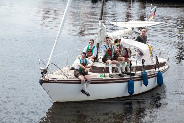Die "Almleben"-Trachtler aus Absam im typischen Wilhelmshaven-Ambiente. | Foto: Bachlechner