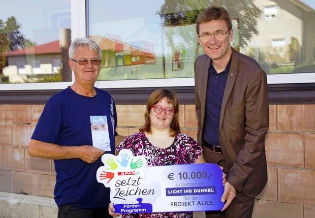 Scheckübergabe: Projekt-Initiator Johann Lorentz, Alice und SPAR-Geschäftsführer Mag. Alois Huber bei der Spendenübergabe. | Foto: SPAR