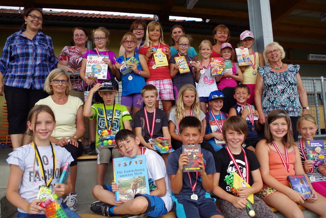 An der Spieleolympiade der Bibliothek im Rahmen des St. Marienkirchner Ferienpasses nahmen insgesamt 18 Kinder teil. Bei der Siegerehrung konnten sie sich über tolle Buchpreise freuen.