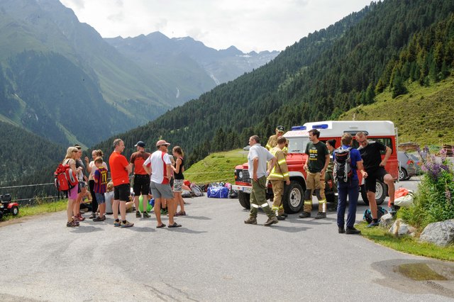 Die Kinderferiengruppe konnte von der Feuerwehr und der Bergrettung auf sicheres Terrain gebracht werden. | Foto: zeitungsfoto.at