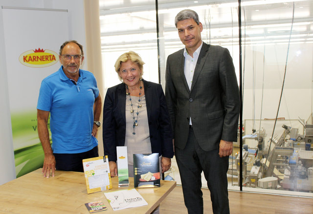 Stadtrat Otto Umlauft und Bürgermeisterin Maria-Luise Mathiaschitz machten mit Hannes Bodlaj einen Blick hinter die Kulissen der modernen Karnerta-Produktionsstätte am Südring.