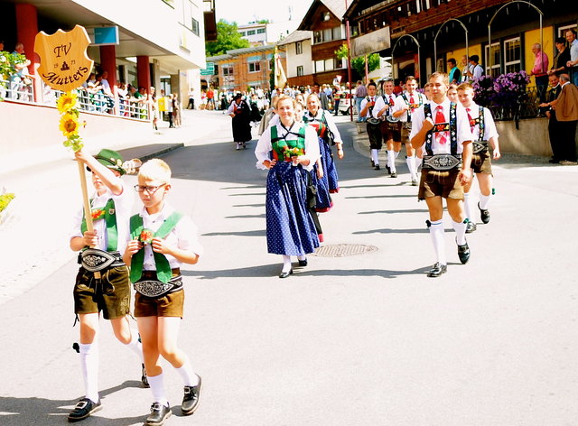 Starker Auftritt: Der Trachtenverein Mutters war mit vielen Mitgliedern beim Festumzug vertreten.