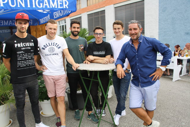 Feierten mit Georges Panagiotopoulos (rechts im Bild)  das El Greco: Fußballer des FC Gratkorn.