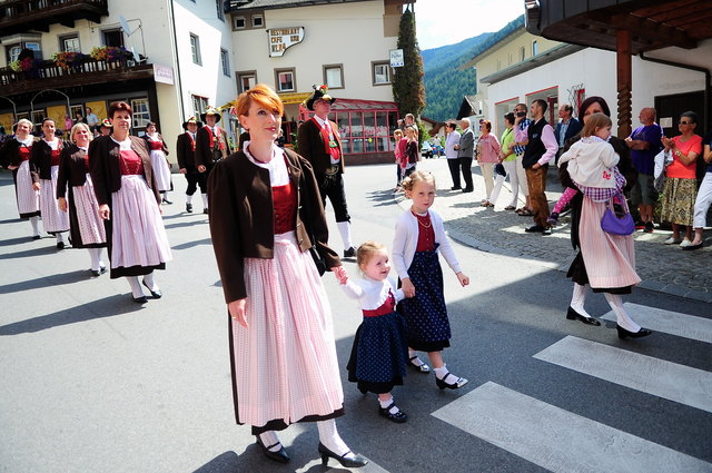 Beim Gebirgs-Trachtenverein Almrausch Götzens waren auch die jüngsten Mitglieder mit dabei.