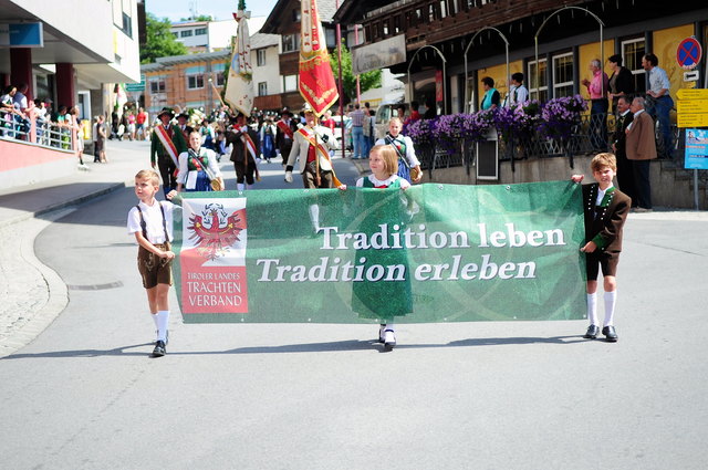 Klare Botschaften gab es am Beginn des Festumzuges in Fulpmes.