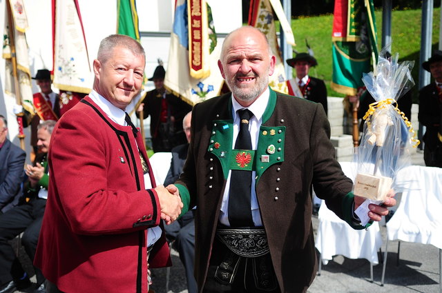 Bezirksobmann Siggi Dietl (li.) hatte für Bauerntheater-Obmann Michael Pfurtscheller ein Präsent parat.