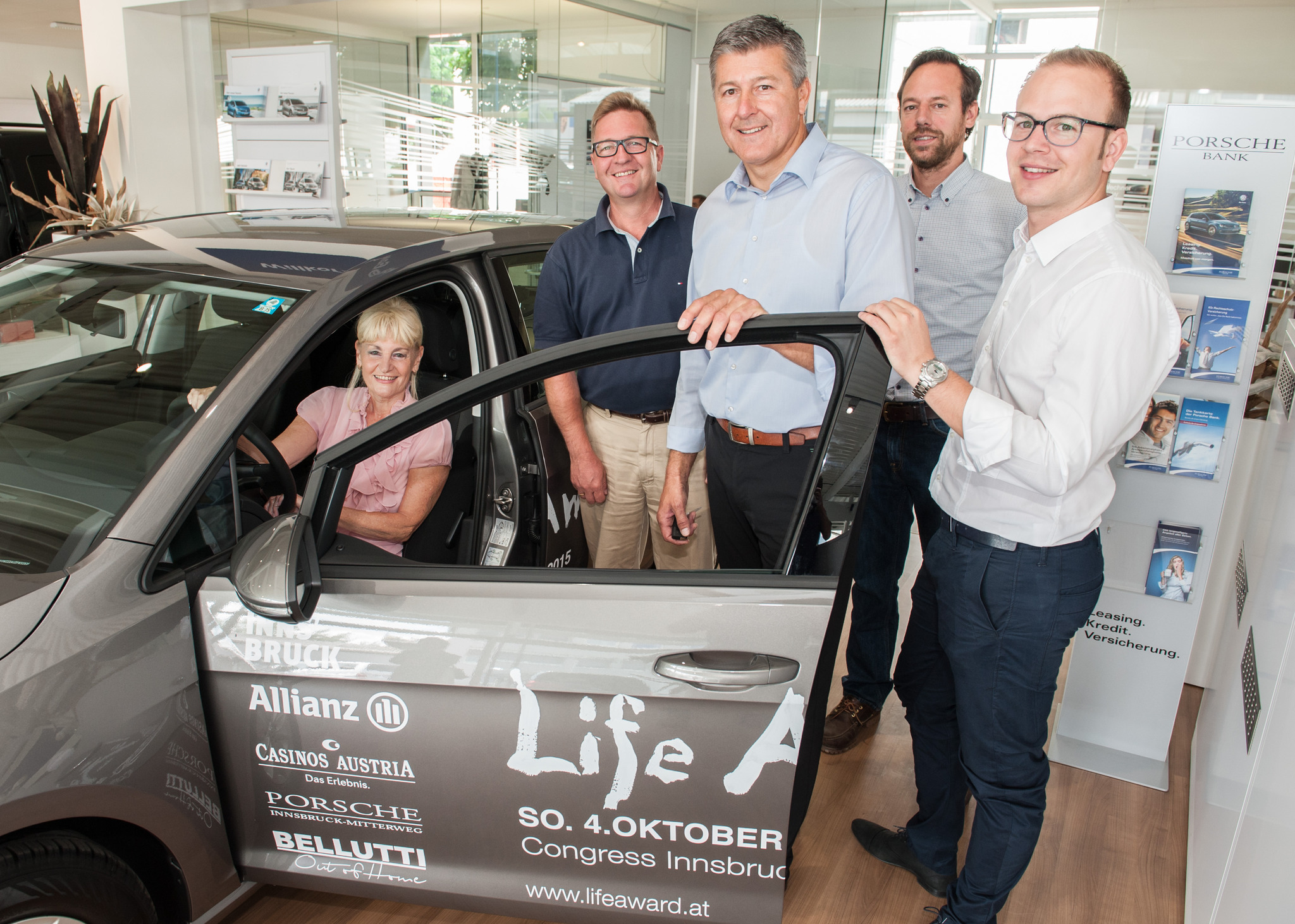 Porsche Innsbruck sponsert wieder Auto für die life award Organisation