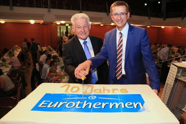 Landeshauptmann Josef Pühringer und Eurothermen-Generaldirektor Markus Achleitner schnitten die Geburtstagstorte an. | Foto: Maringer