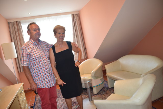 Maria und Franz Tenora von der Pension zum Springbrunnen: "Wir bieten unseren Gästen Blick auf den Hauptplatz."