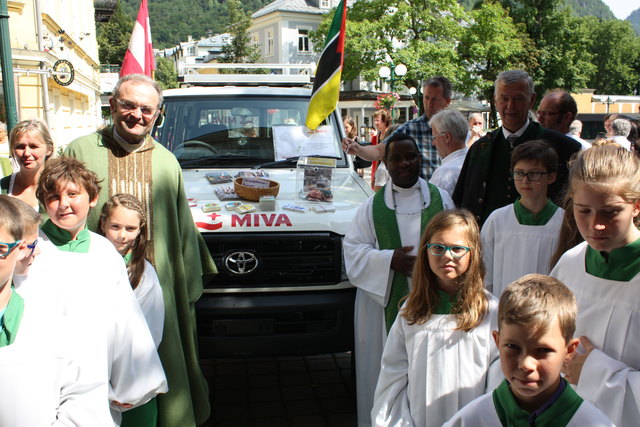 Christian Öhler und Arcanjo Sitimela bei der Fahrzeugsegnung des MIVA-Autos.