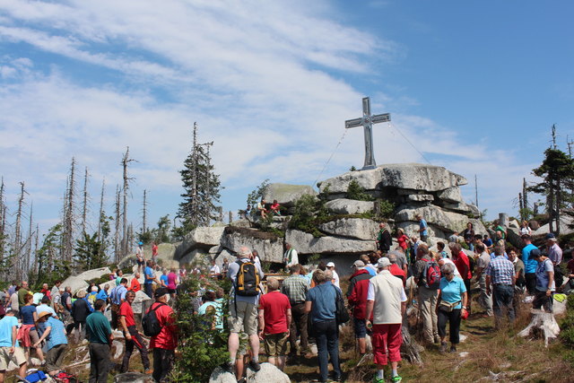 250 Menschen feierten die heilige Messe im Juli am Plöckenstein. | Foto: Foto: privat