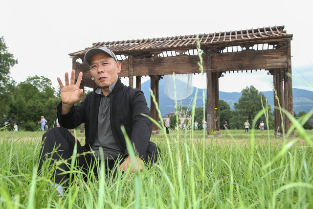 Der chinesische Künstler Zhang Huan vor seinem "Tempel" am Krauthügel. | Foto: Franz Neumayr