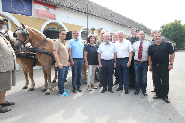 Eine Fahrt mit der Pferdekutsche ließ sich Landeshauptmann Josef Pühringer (5.v.li.) bei der Präsentation nicht entgehen.