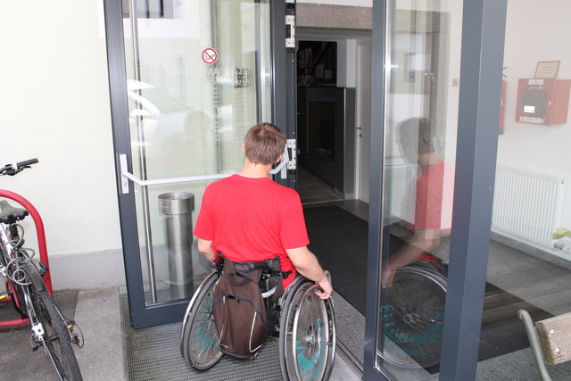 Tür öffnet sich beim Hintereingang Stadtamt Perg automatisch