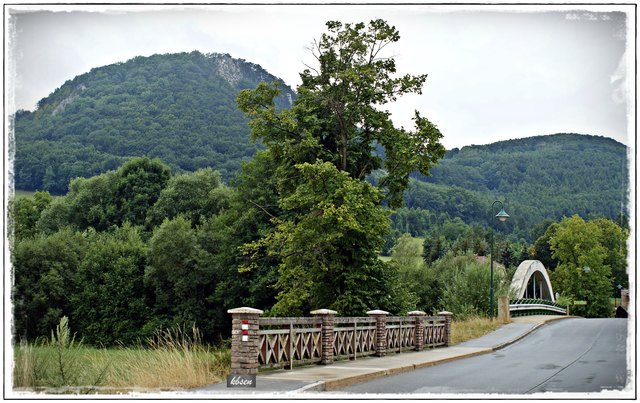 im Vordergrund dieZisterzienser Brücke erbaut 1997 im Hintergrund die Brücke über die Schwechat erbaut 2009
