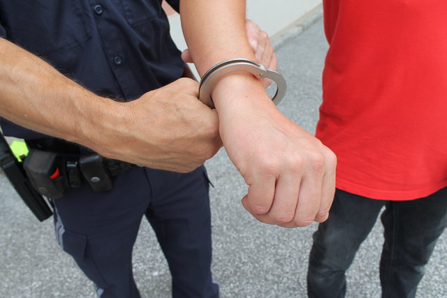 Für den 46-jährigen Maurer klickten die Handschellen | Foto: KK/Woche