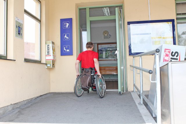Bahnhof Perg: Die Auffahrt in Richtung Wartehaus ist flach, die Tür ist recht leicht zu öffnen.