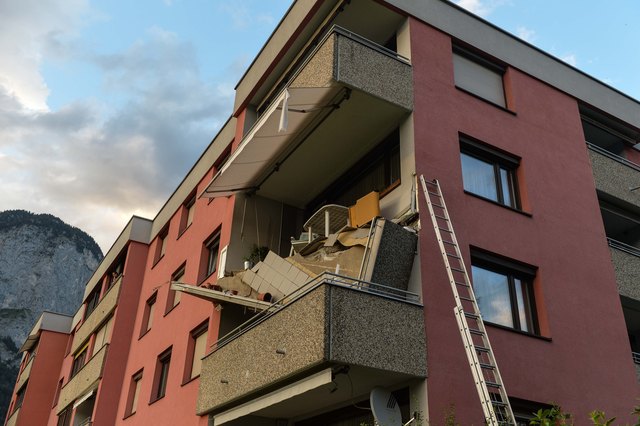Bilder, die man selten sieht: Ein Balkon in einem Mehrparteienhaus ist eingestürzt. | Foto: zeitungsfoto.at