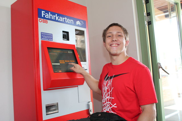 Ticketautomat am Bahnhof Perg ist von Rollstuhl aus gut erreichbar