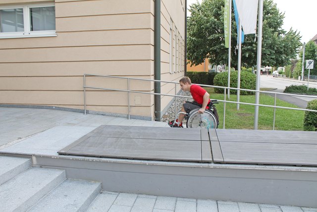 Flache Rampe beim Vordereingang Wirtschaftskammer